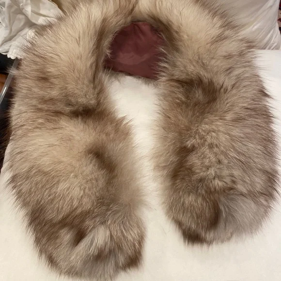 Vintage light color blond fur neck collar goes on jackets or coats